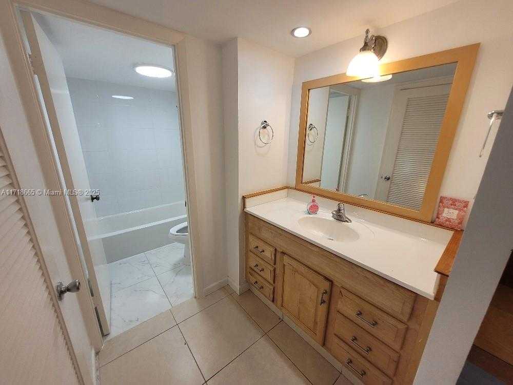 Small Image of 18081 BISCAYNE BLVD #802, Aventura Number 32