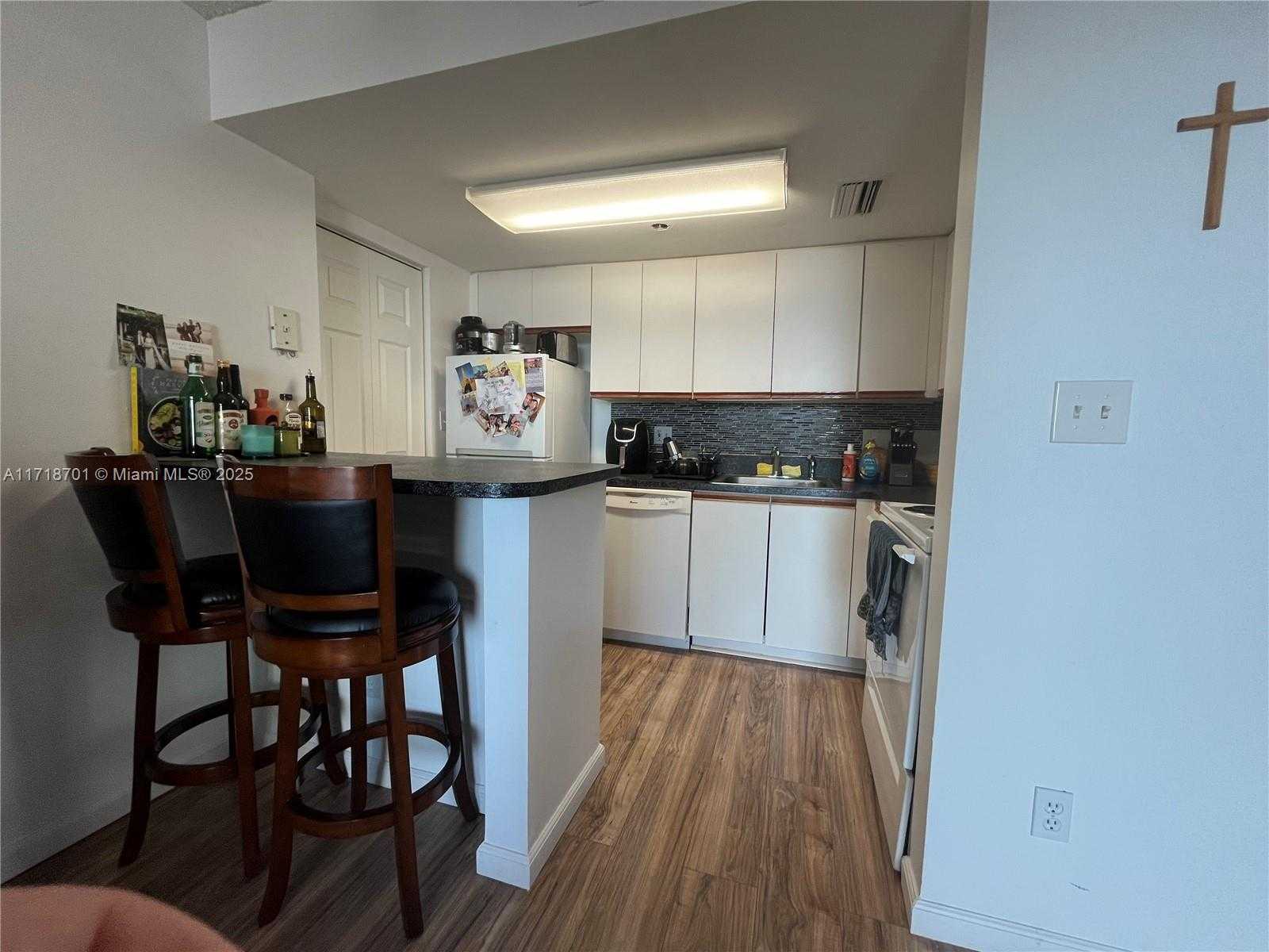 Small Image of 770 CLAUGHTON ISLAND DR #606, Miami Number 3