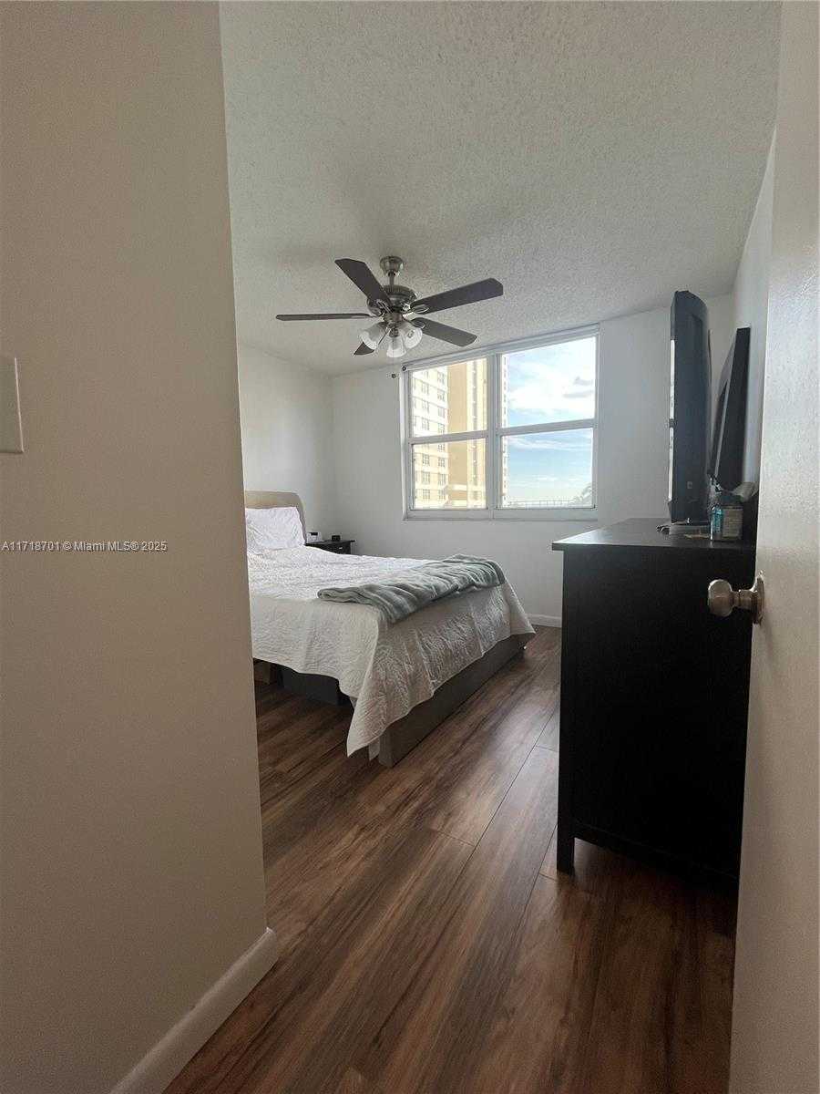 Small Image of 770 CLAUGHTON ISLAND DR #606, Miami Number 9