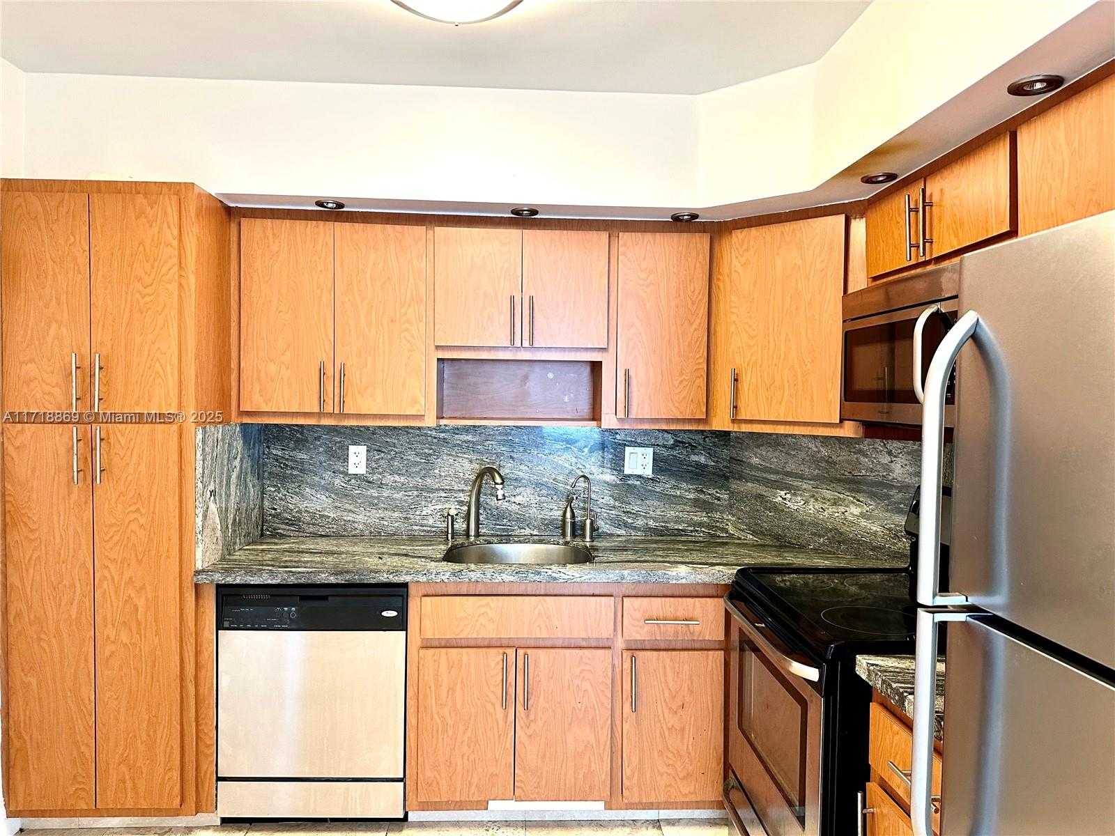 Small Image of 500 BAYVIEW DR #1531, Sunny Isles Beach Number 2