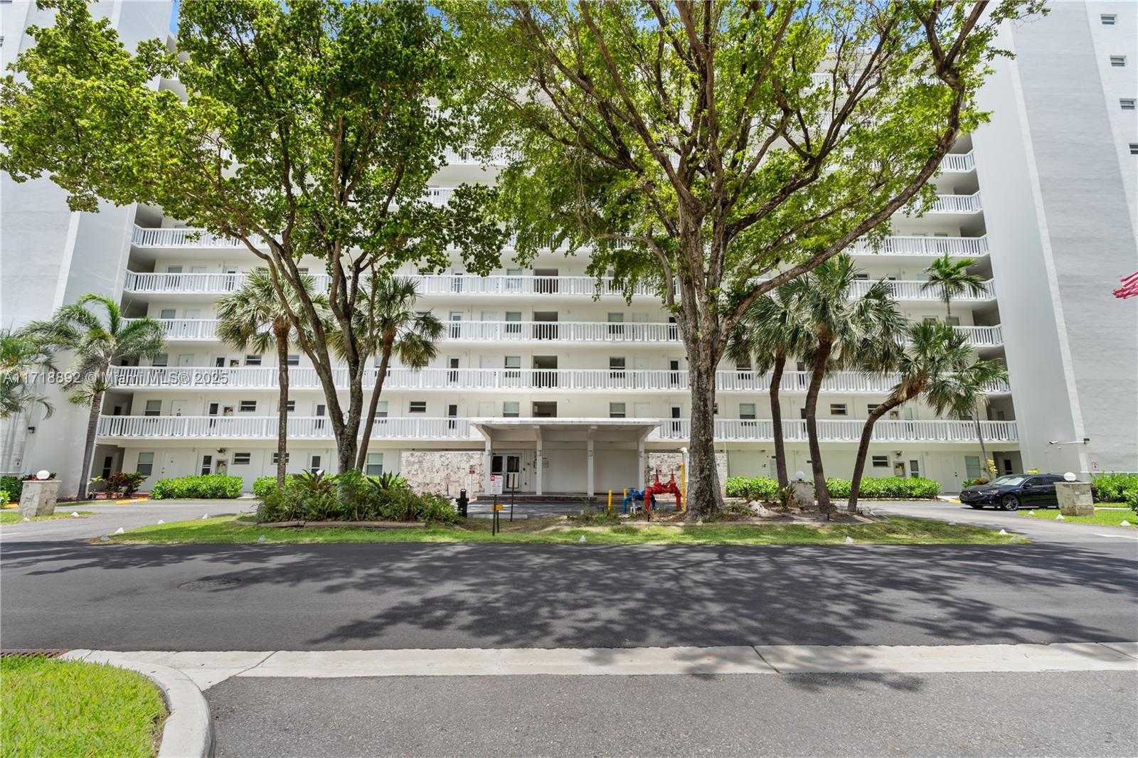 Small Image of 2555 NORTH EAST 11TH ST #303, Fort Lauderdale Number 2