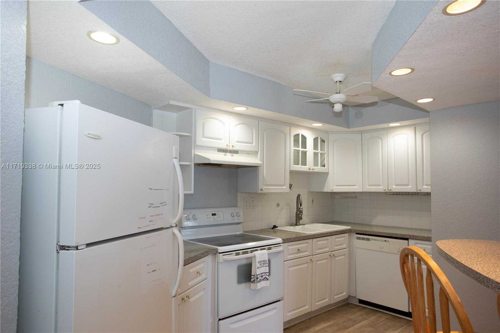 Small Image of 800 PARKVIEW DR #512, Hallandale Beach Number 15
