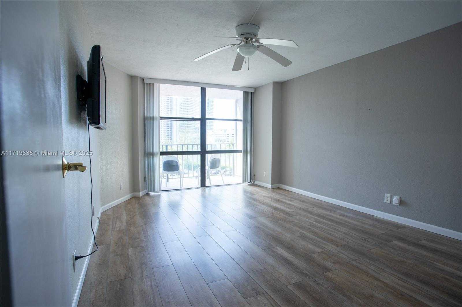 Small Image of 800 PARKVIEW DR #512, Hallandale Beach Number 4