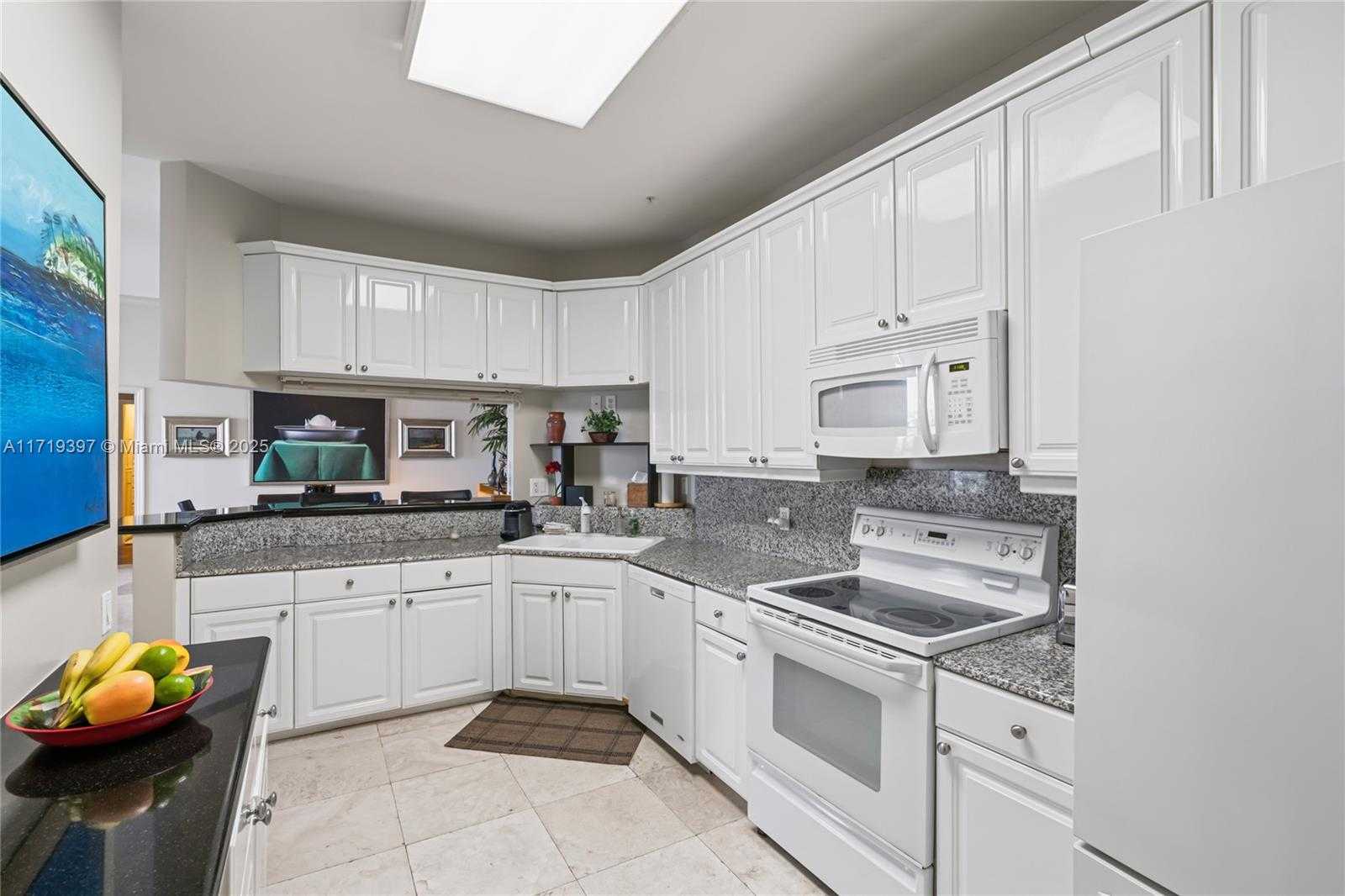 Small Image of 888 Brickell Key Dr, Miami, FL 33131, USA Number 19
