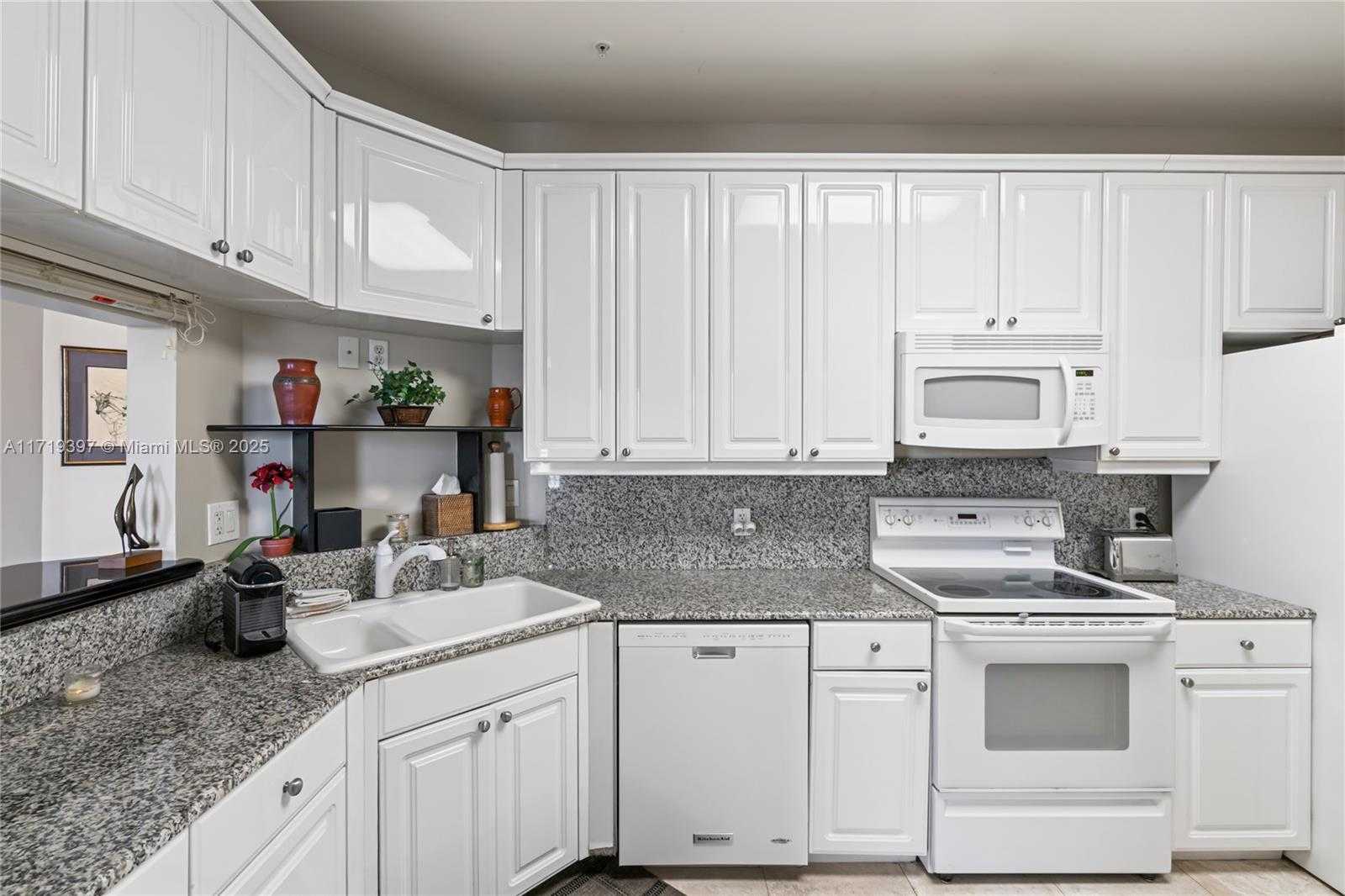 Small Image of 888 Brickell Key Dr, Miami, FL 33131, USA Number 21
