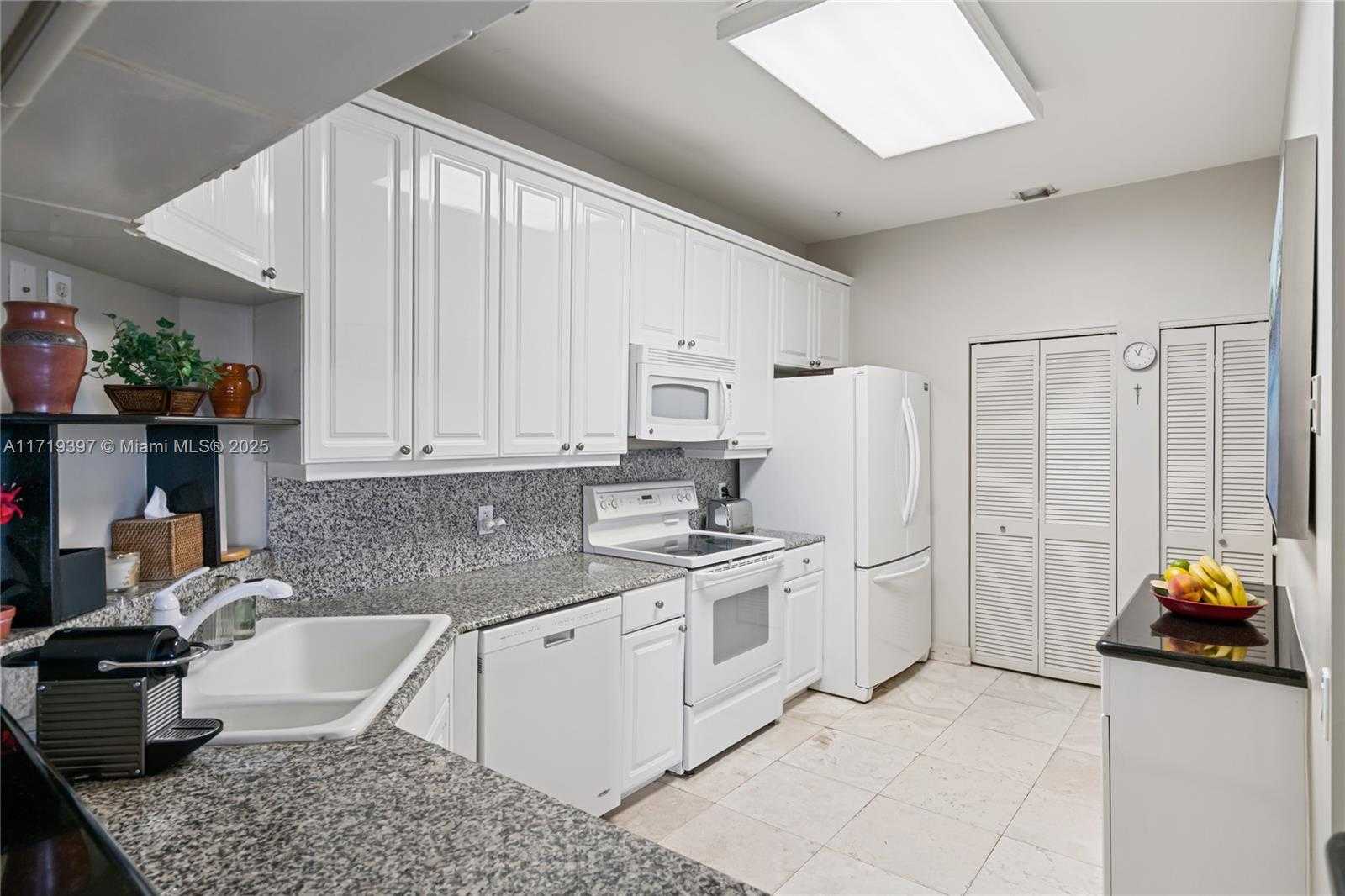 Small Image of 888 Brickell Key Dr, Miami, FL 33131, USA Number 22