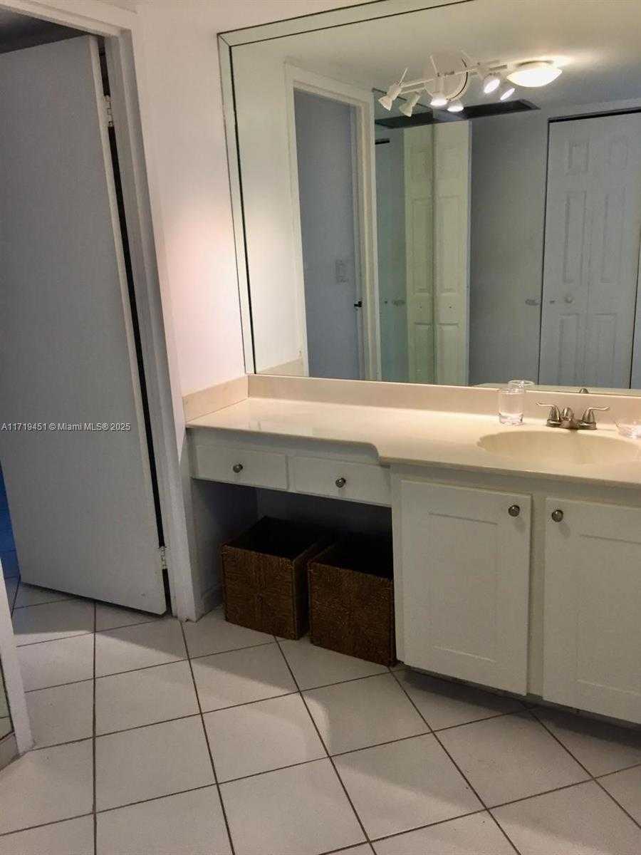 Small Image of 100 Bayview Dr, Sunny Isles Beach, FL 33160, USA Number 12