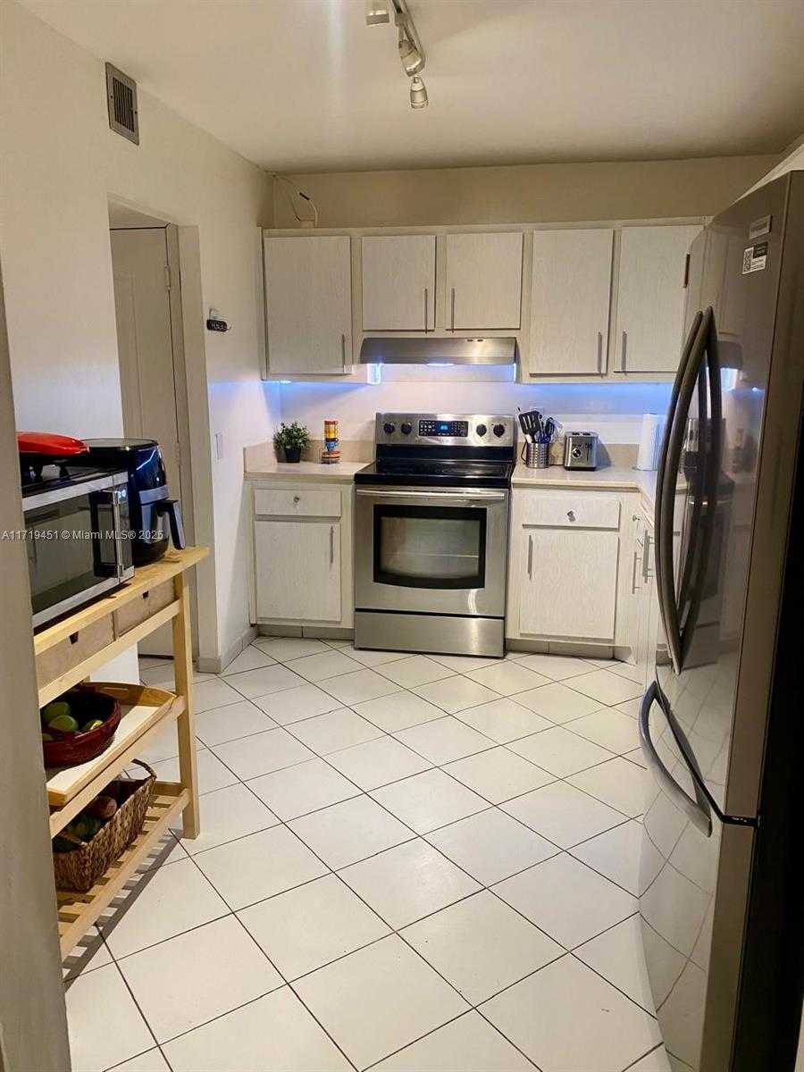 Small Image of 100 Bayview Dr, Sunny Isles Beach, FL 33160, USA Number 13