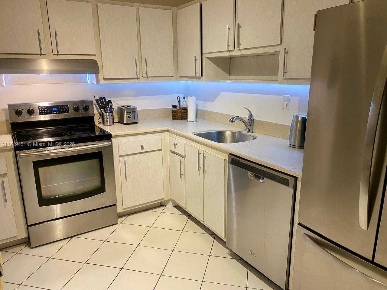 Small Image of 100 Bayview Dr, Sunny Isles Beach, FL 33160, USA Number 2