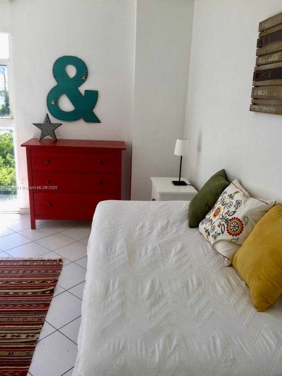 Small Image of 100 Bayview Dr, Sunny Isles Beach, FL 33160, USA Number 21