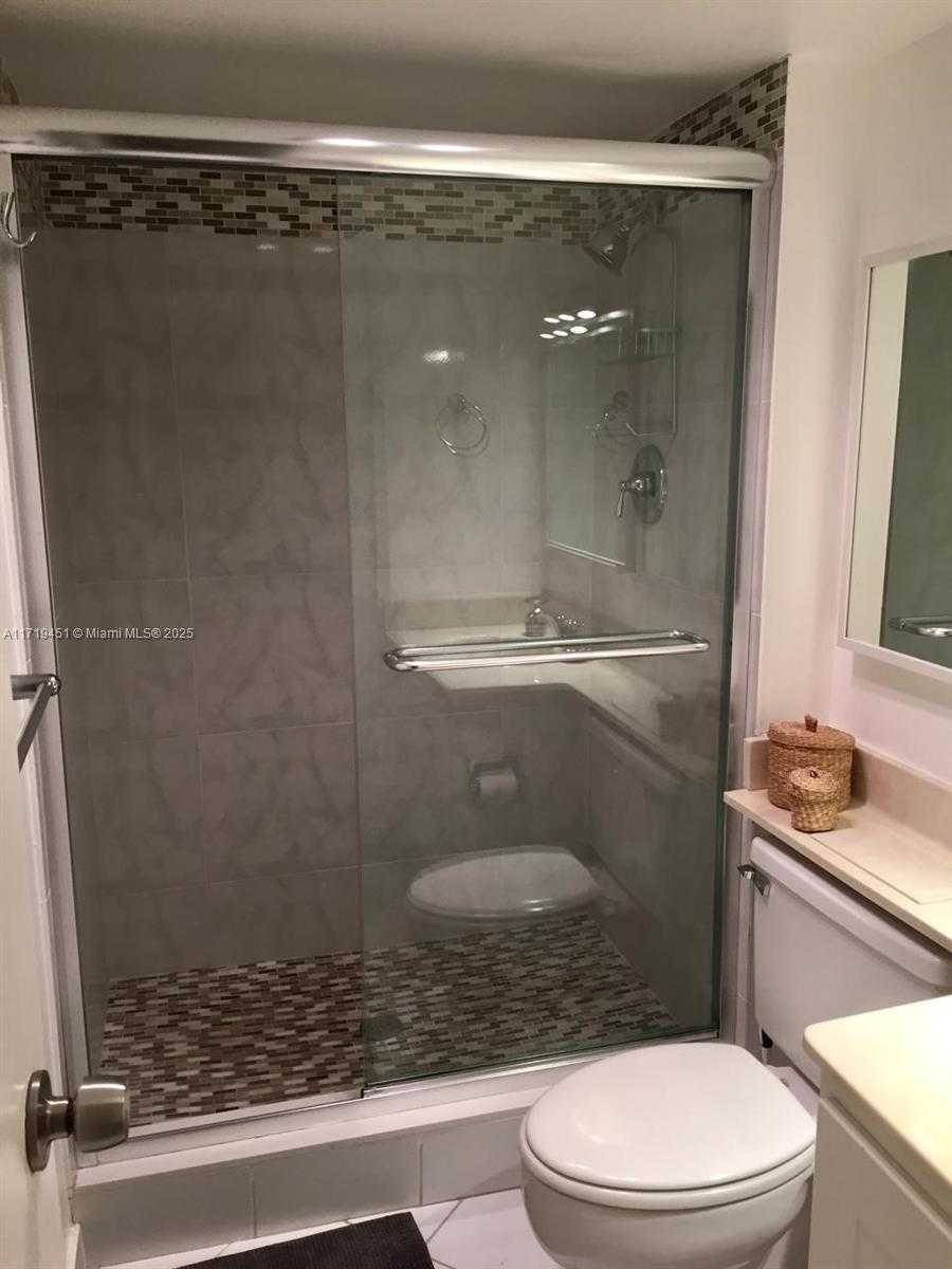 Small Image of 100 Bayview Dr, Sunny Isles Beach, FL 33160, USA Number 28