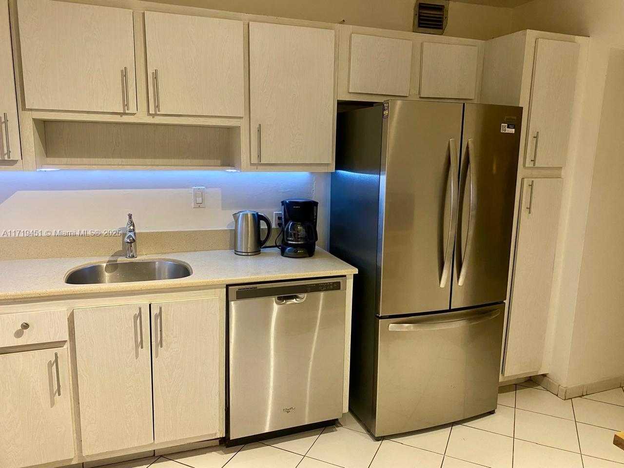 Small Image of 100 Bayview Dr, Sunny Isles Beach, FL 33160, USA Number 3