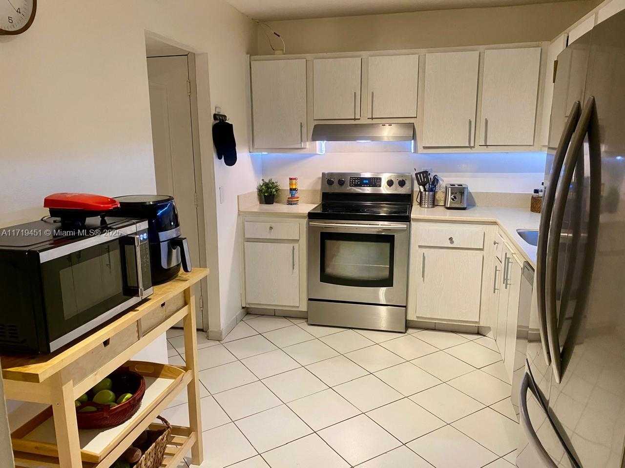 Small Image of 100 Bayview Dr, Sunny Isles Beach, FL 33160, USA Number 4