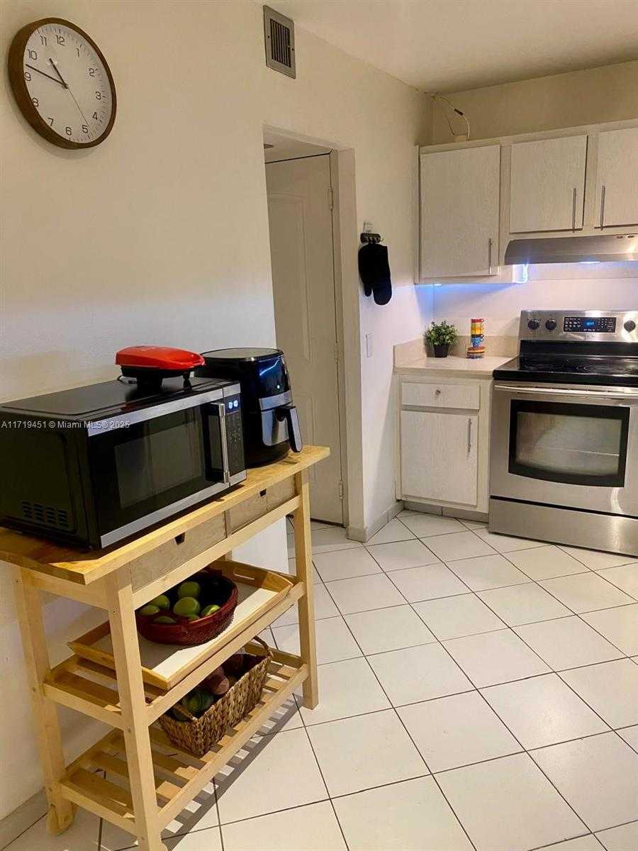 Small Image of 100 Bayview Dr, Sunny Isles Beach, FL 33160, USA Number 6