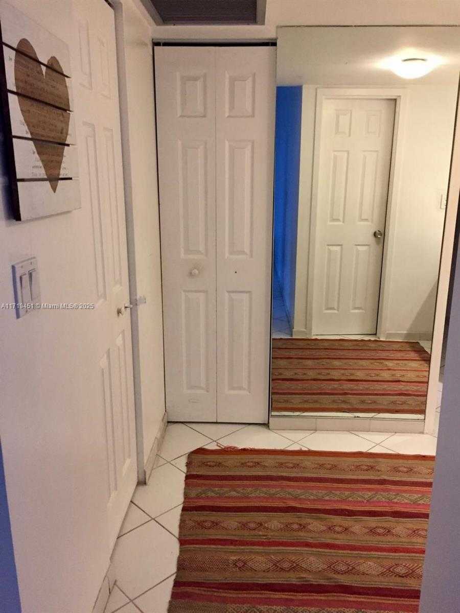 Small Image of 100 Bayview Dr, Sunny Isles Beach, FL 33160, USA Number 8