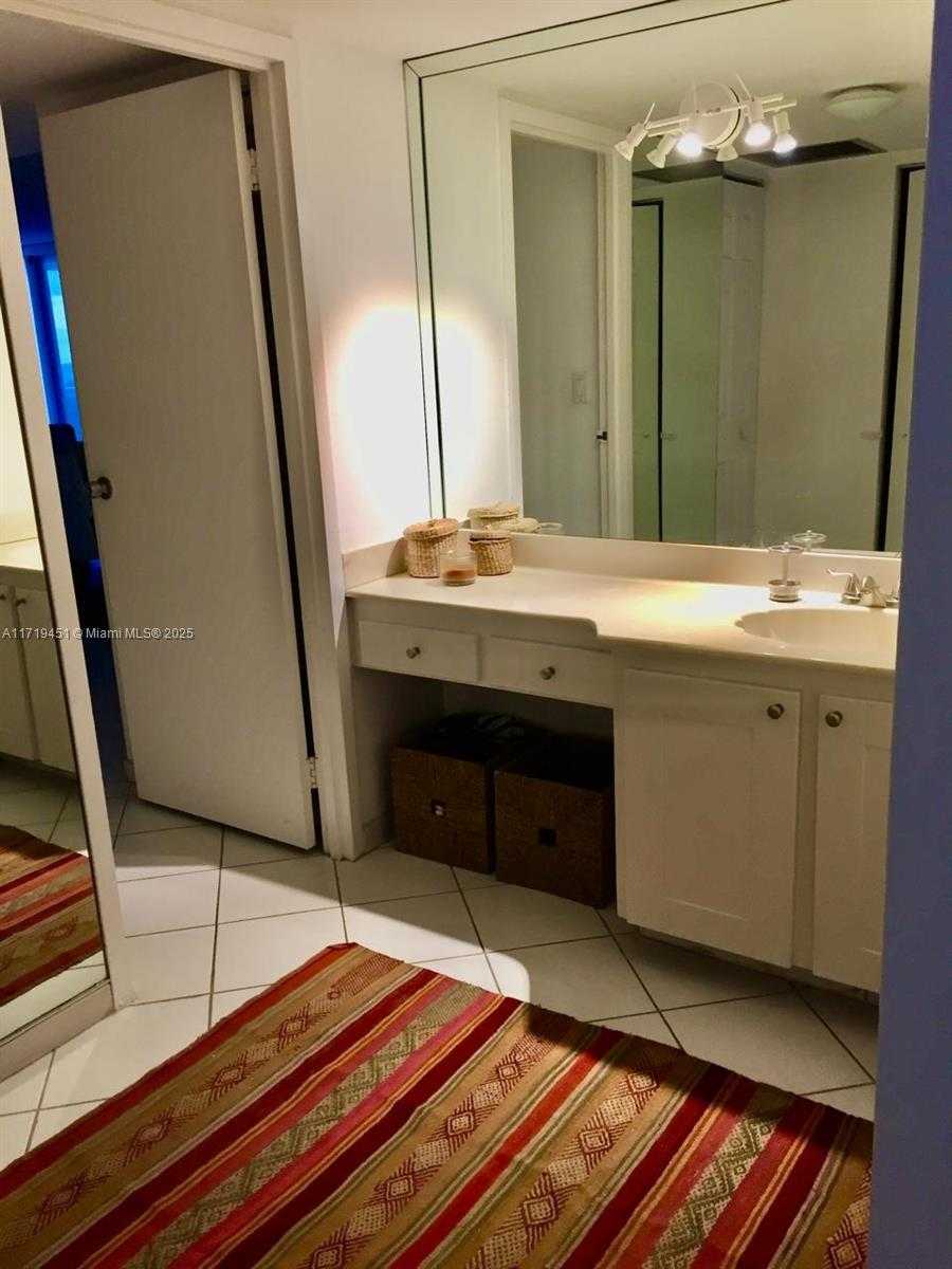 Small Image of 100 Bayview Dr, Sunny Isles Beach, FL 33160, USA Number 9