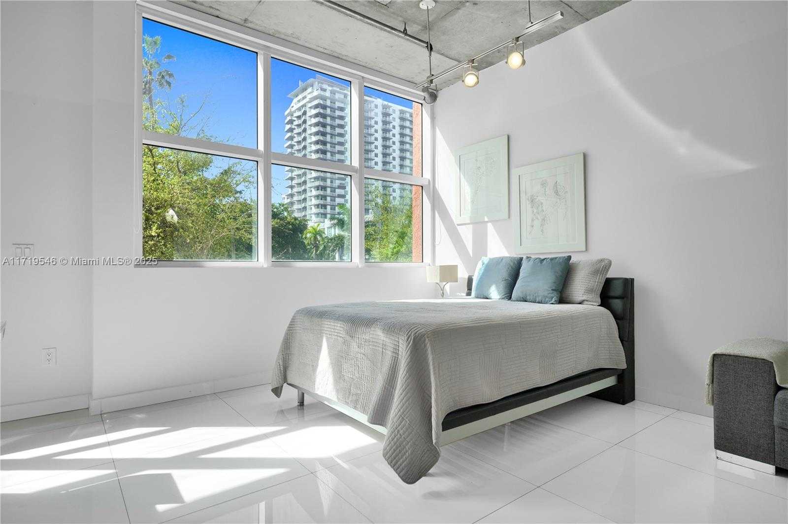 Small Image of 2001 BISCAYNE BLVD #3213, Miami Number 7