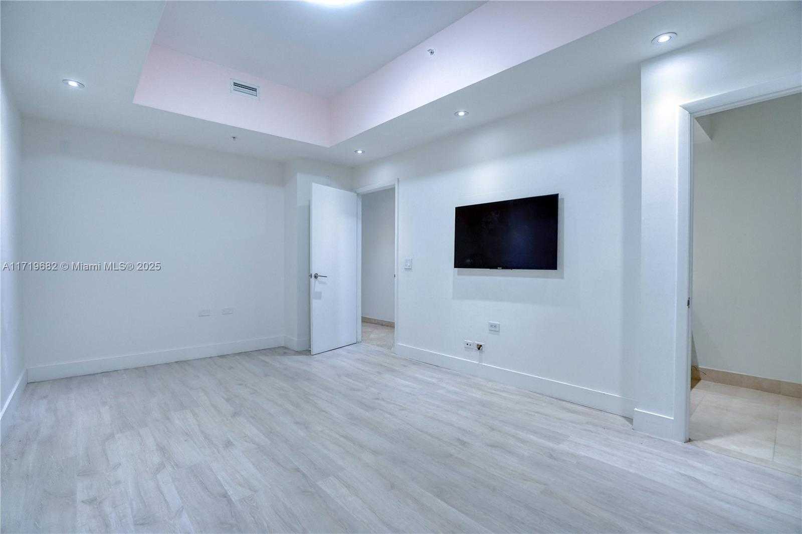 Small Image of 801 BRICKELL KEY BLVD #502, Miami Number 3