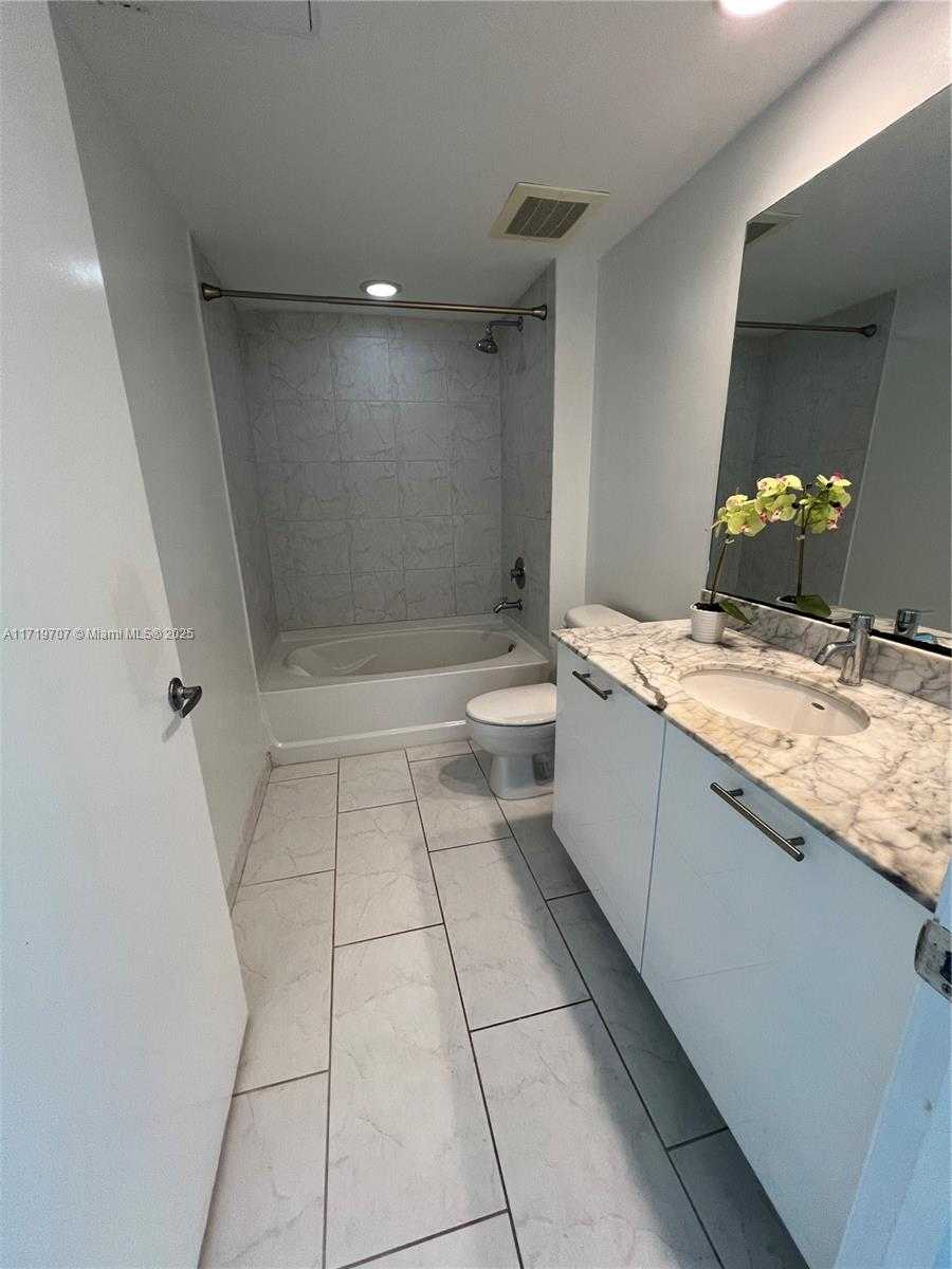 Small Image of 951 BRICKELL AVE #3303, Miami Number 7