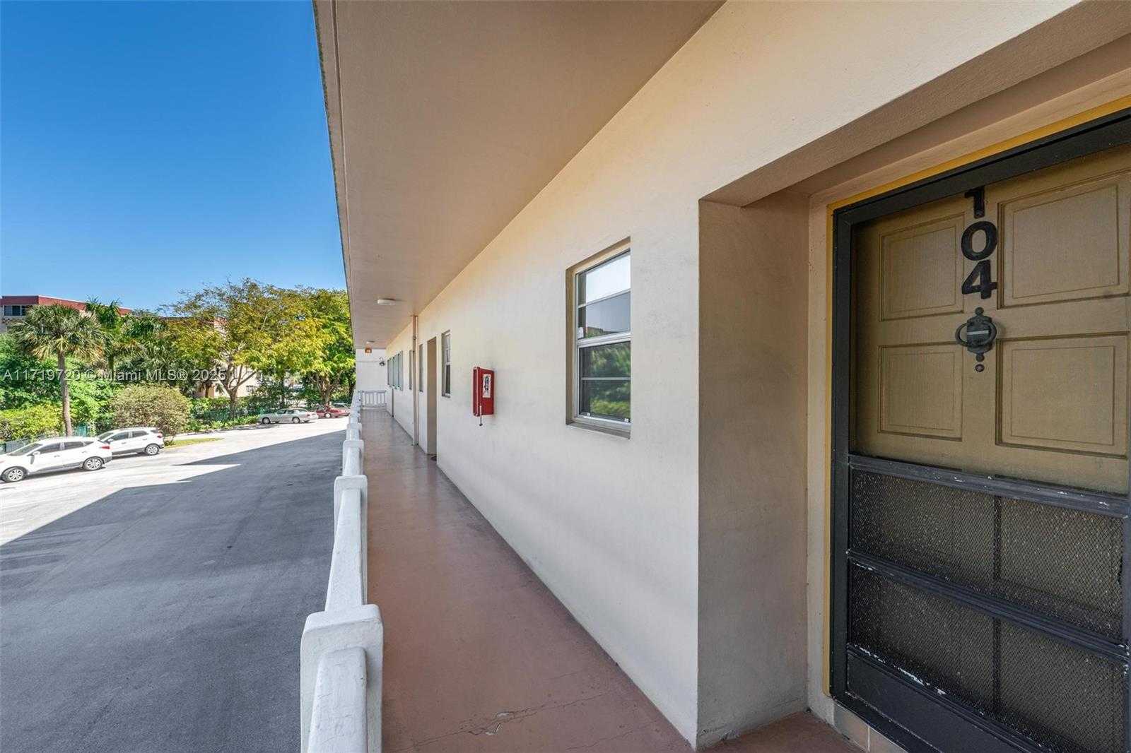 Small Image of 6731 CYPRESS RD #104, Plantation Number 2