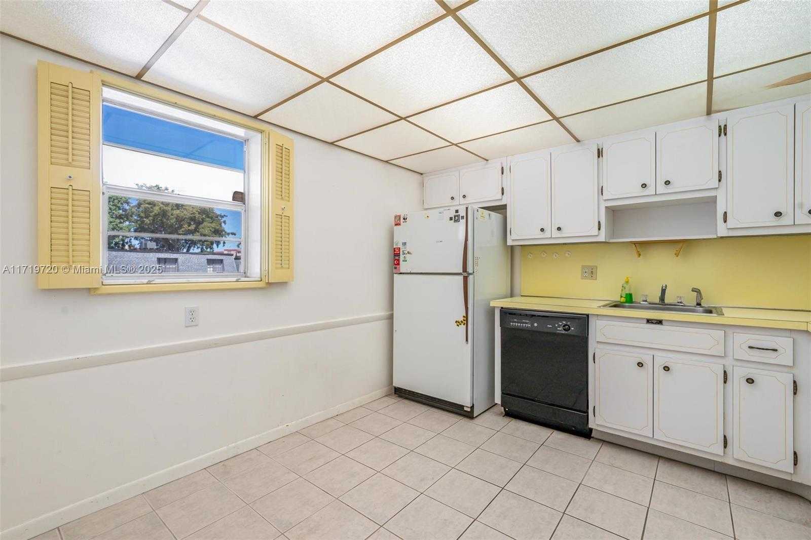 Small Image of 6731 CYPRESS RD #104, Plantation Number 4