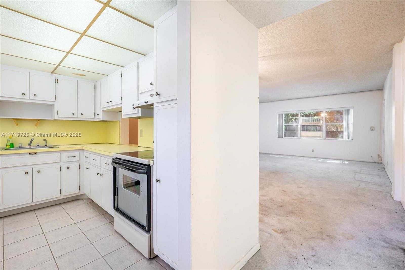 Small Image of 6731 CYPRESS RD #104, Plantation Number 6