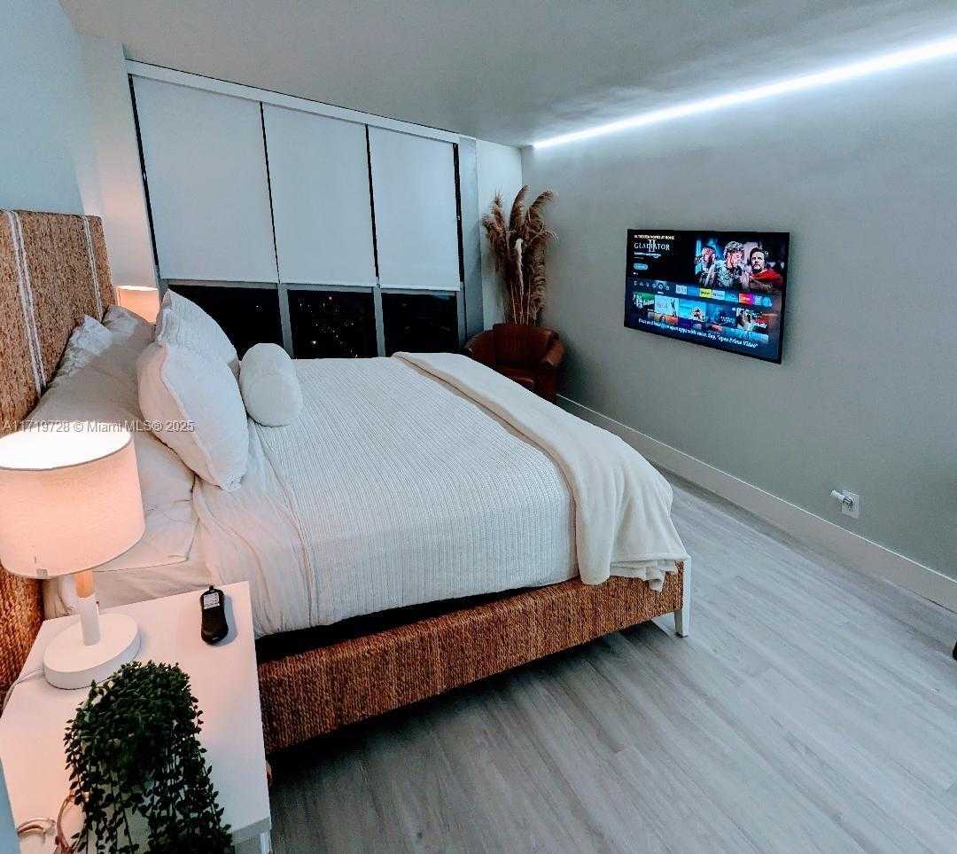 Small Image of 2655 COLLINS AVE #802, Miami Beach Number 17