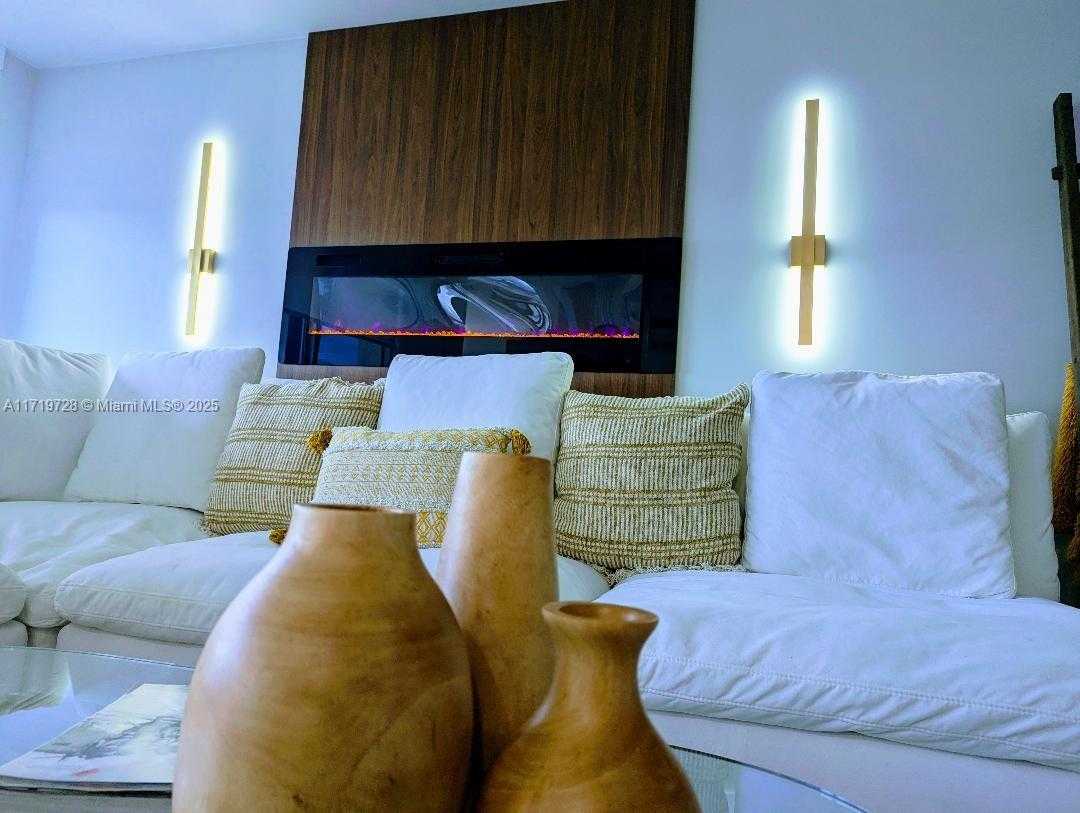 Small Image of 2655 COLLINS AVE #802, Miami Beach Number 4