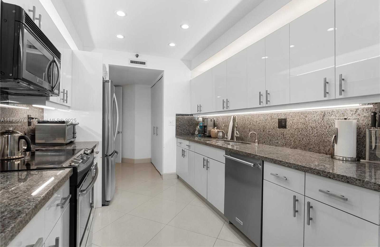 Small Image of 19500 TURNBERRY WAY #7A, Aventura Number 14