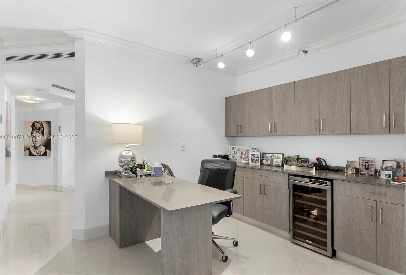 Small Image of 19500 TURNBERRY WAY #7A, Aventura Number 5