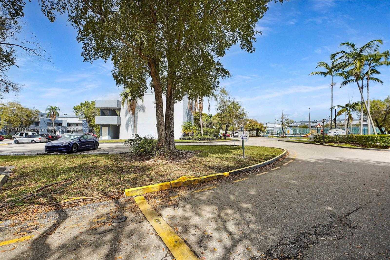 Small Image of 9365 FONTAINEBLEAU BLVD #E207, Miami Number 7