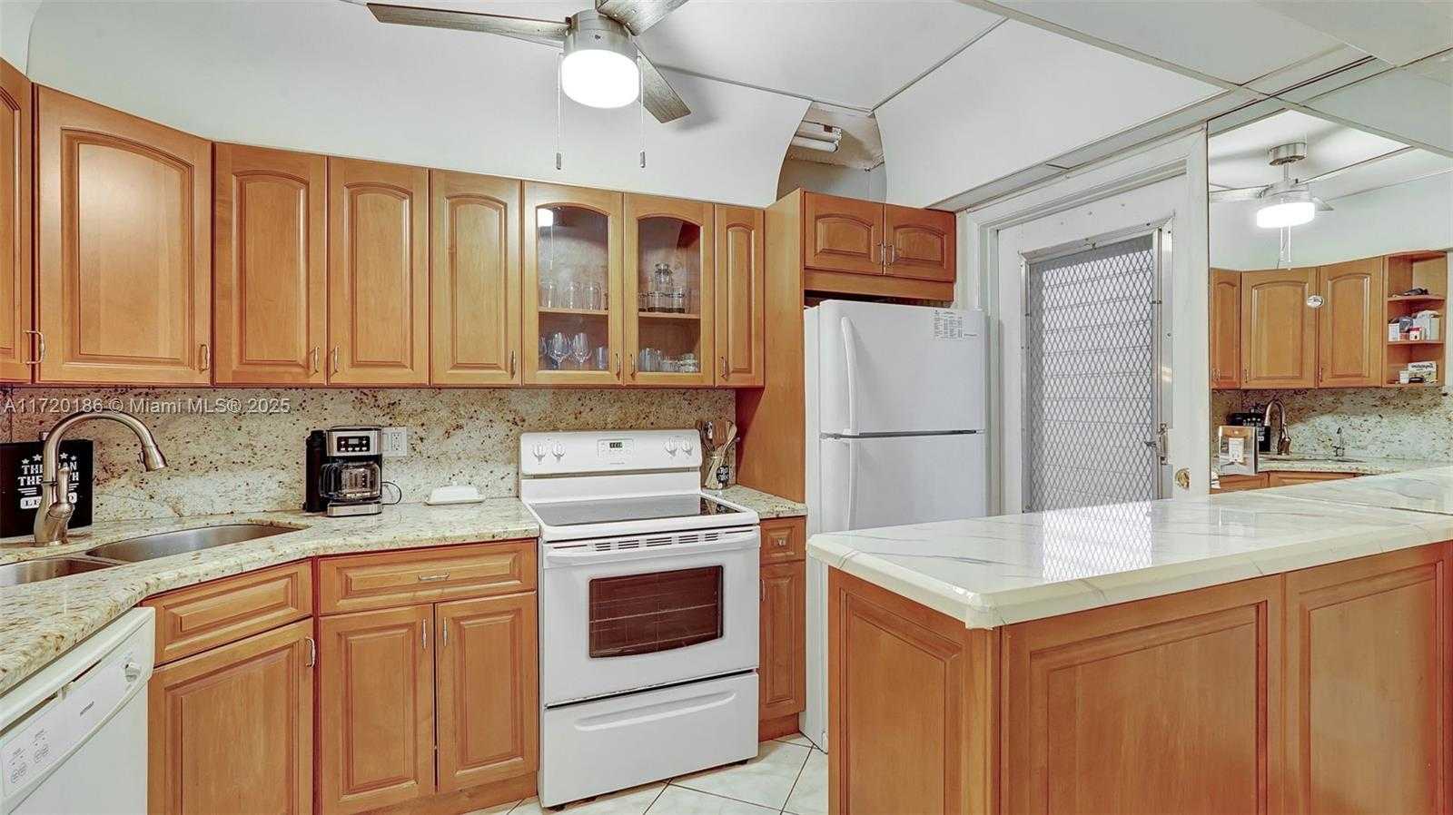 Small Image of 450 PARADISE ISLE BLVD #101, Hallandale Beach Number 7