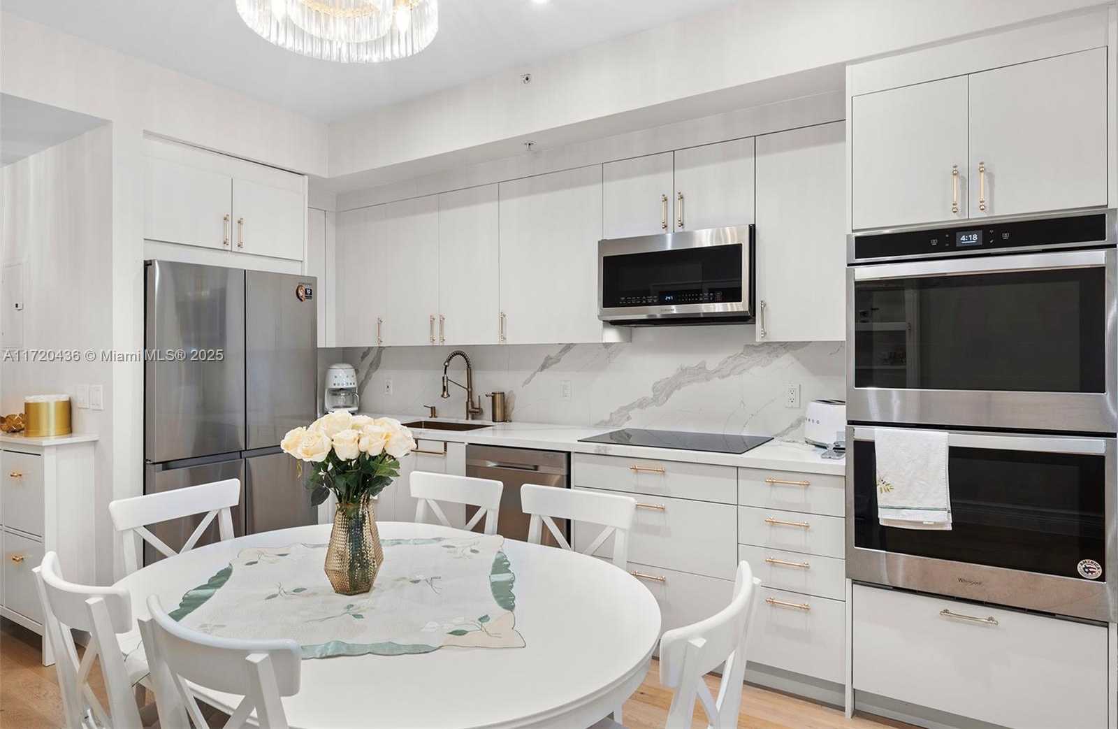 Small Image of 2001 MERIDIAN AVE #326, Miami Beach Number 3
