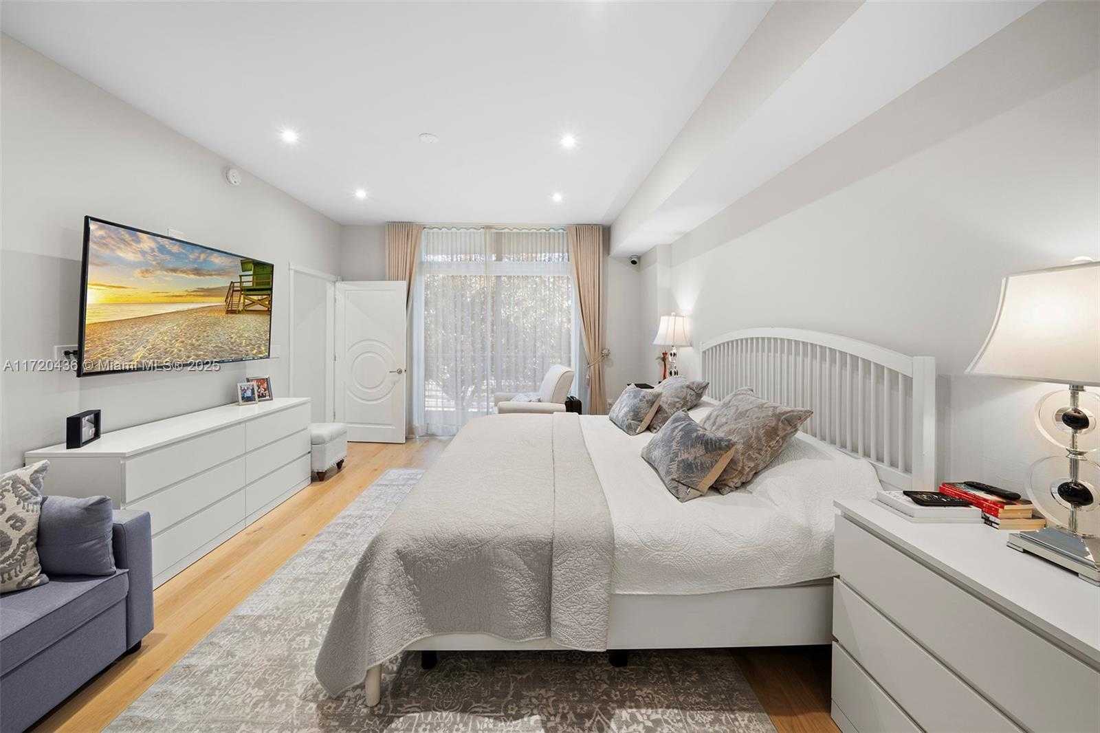 Small Image of 2001 MERIDIAN AVE #326, Miami Beach Number 9