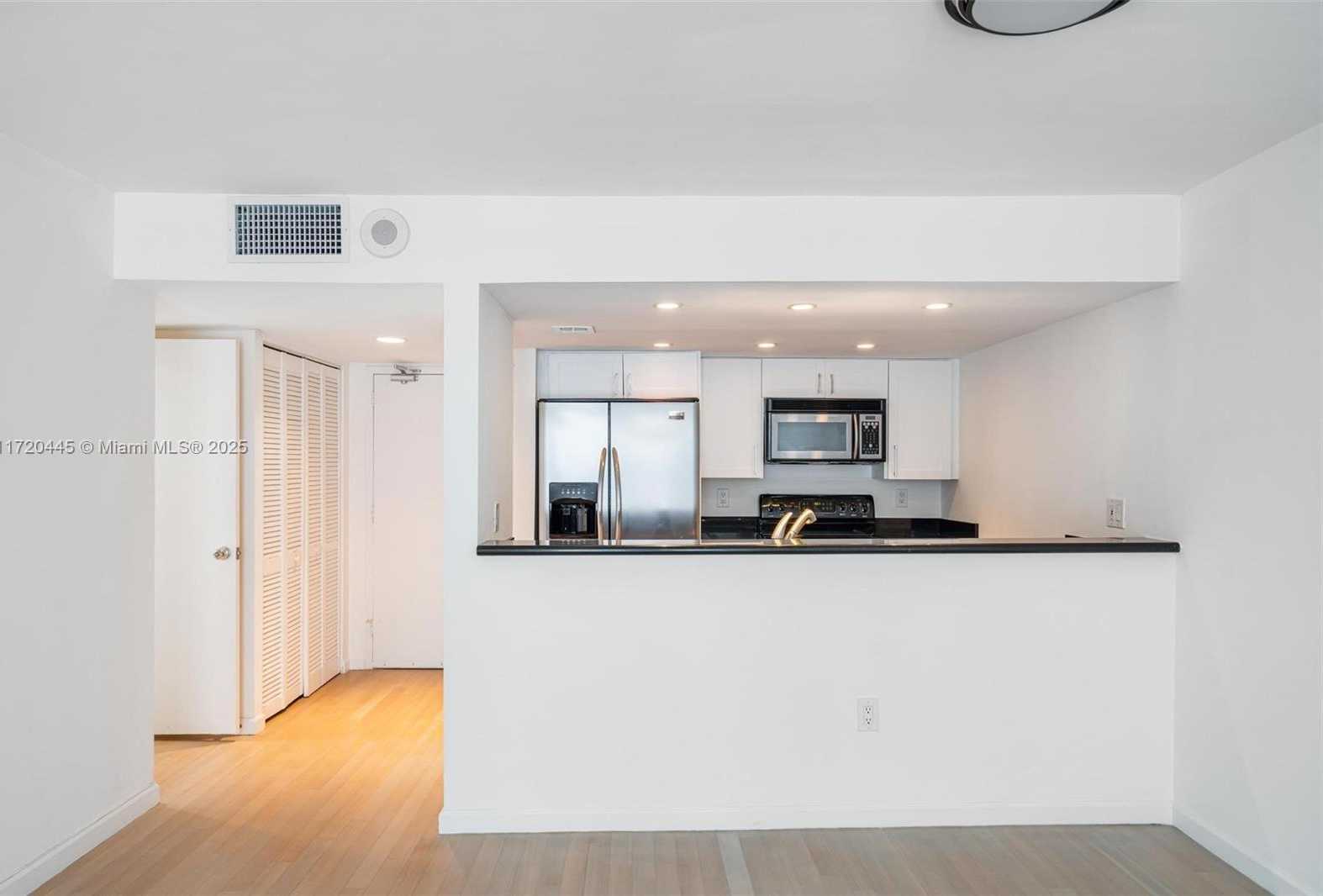 Small Image of 345 OCEAN DR #521, Miami Beach Number 5