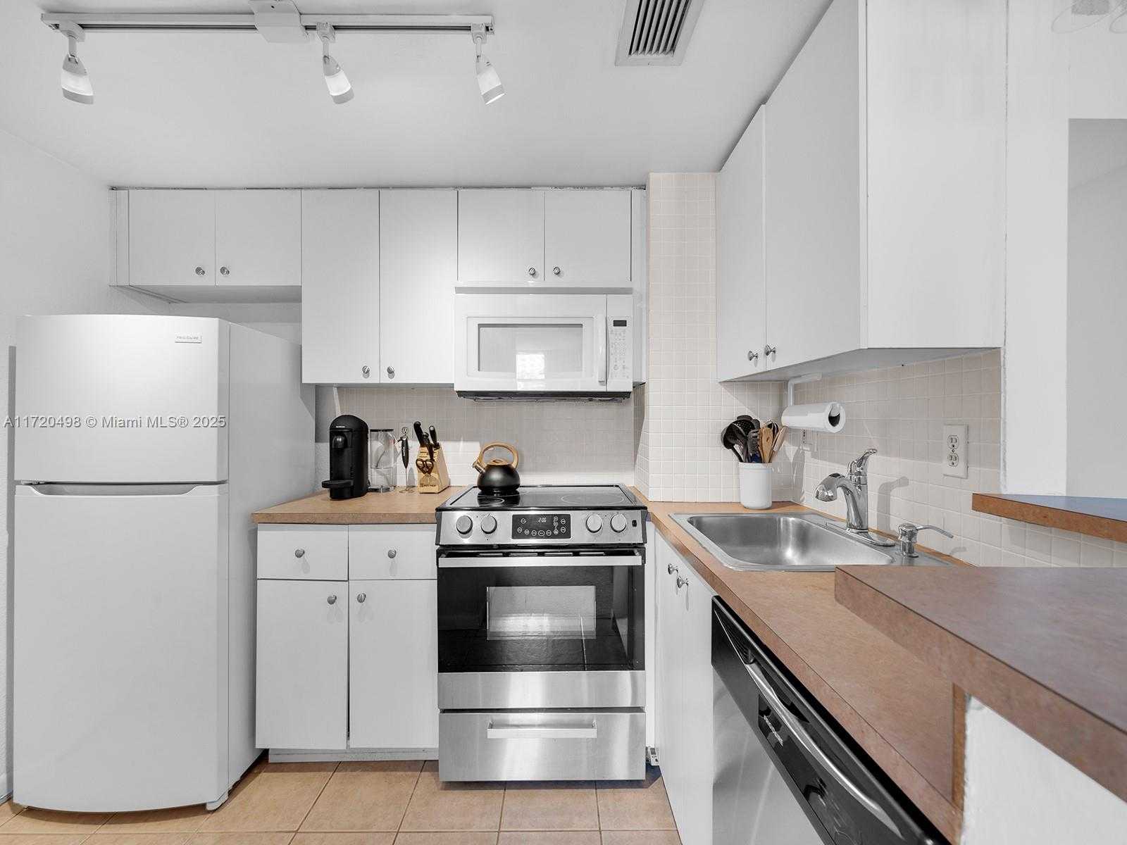 Small Image of 770 CLAUGHTON ISLAND DR #1709, Miami Number 7