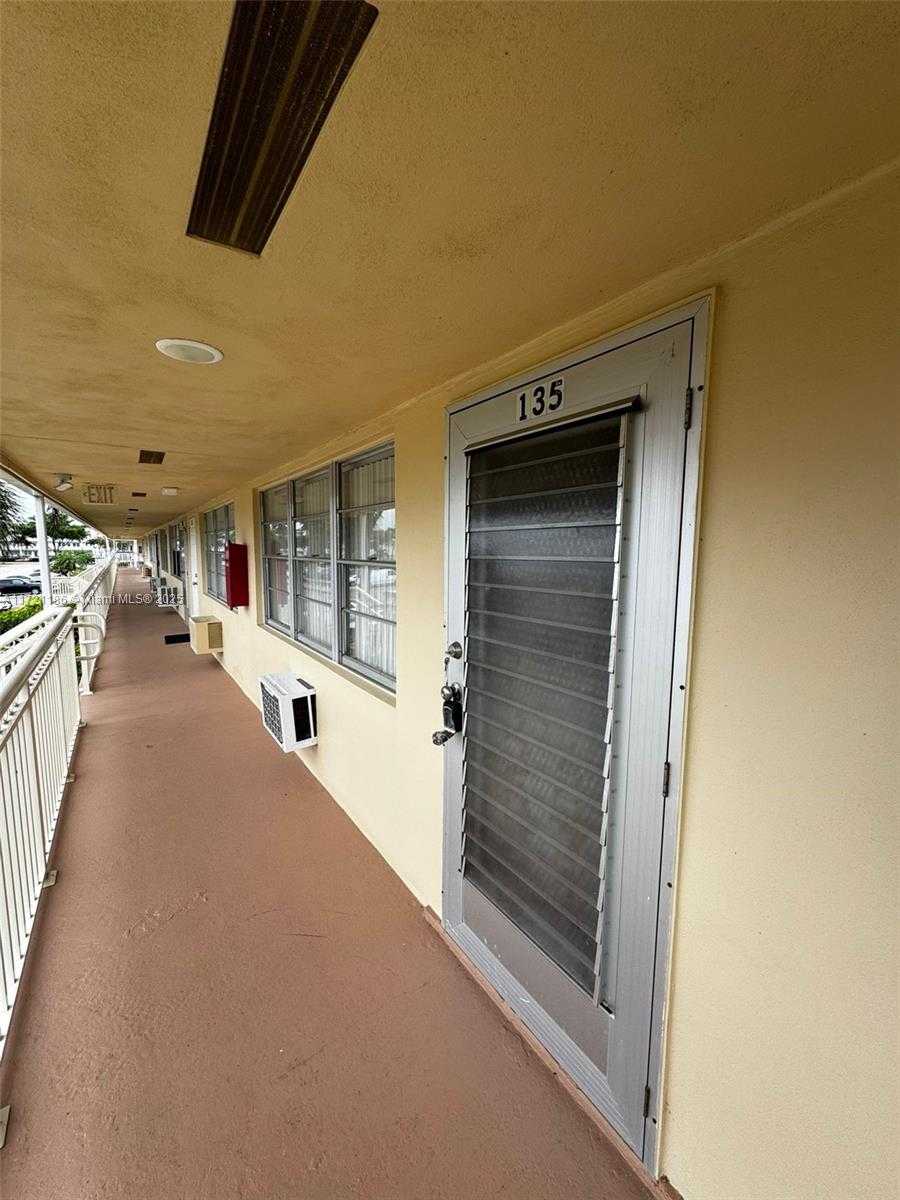 Small Image of 135 Berkshire E, West Palm Beach, FL 33417, USA Number 2