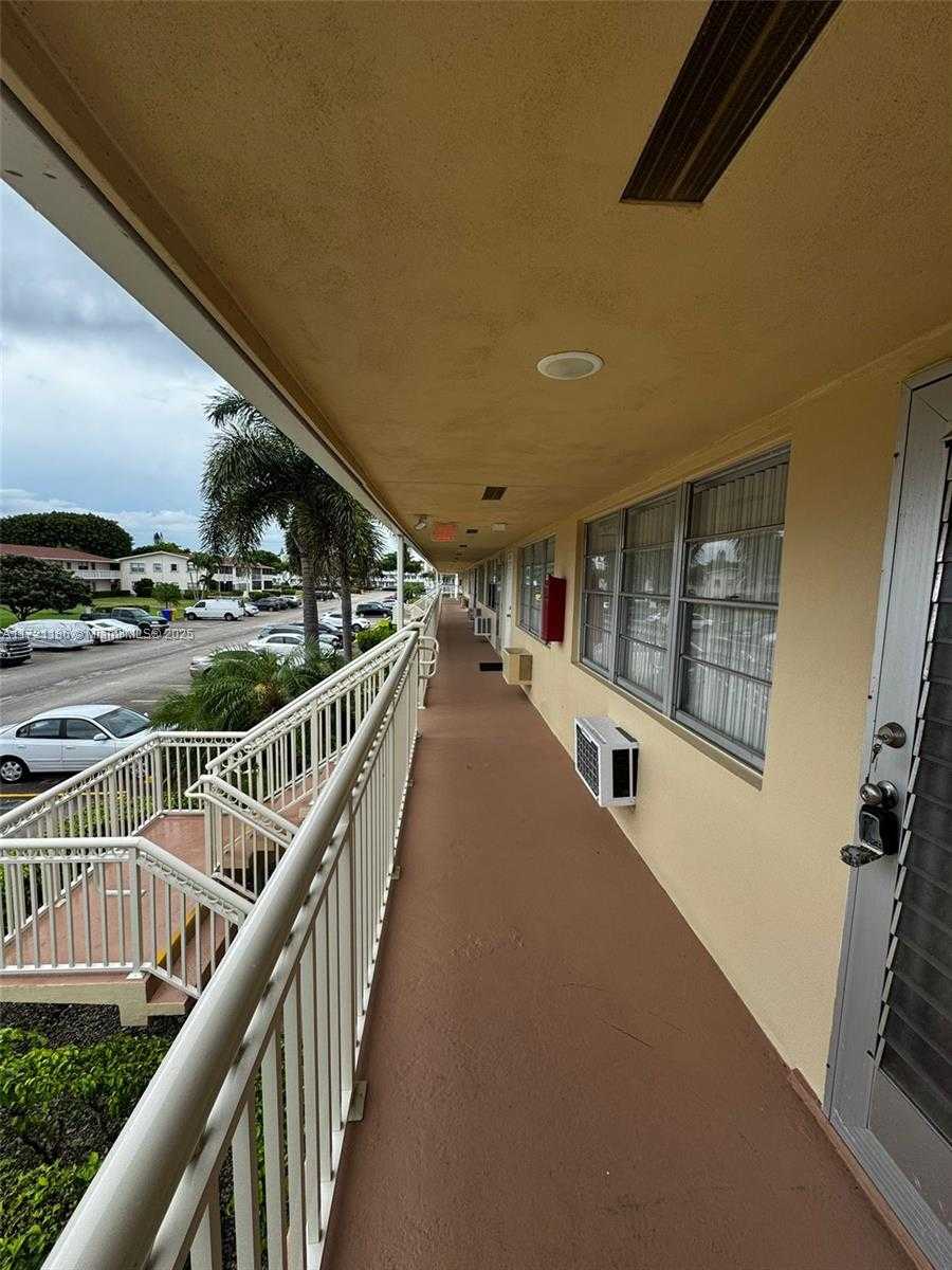 Small Image of 135 Berkshire E, West Palm Beach, FL 33417, USA Number 3