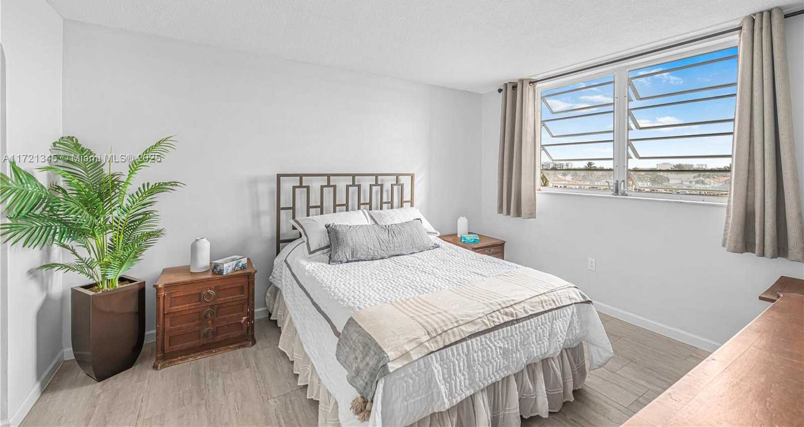Small Image of 3020 Marcos Dr, Aventura, FL 33160, USA Number 10
