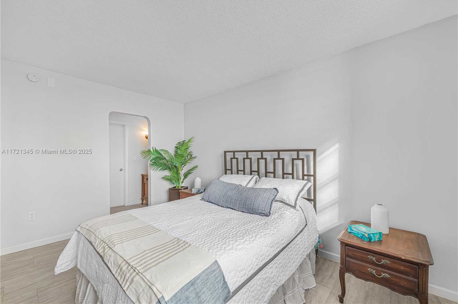 Small Image of 3020 Marcos Dr, Aventura, FL 33160, USA Number 11