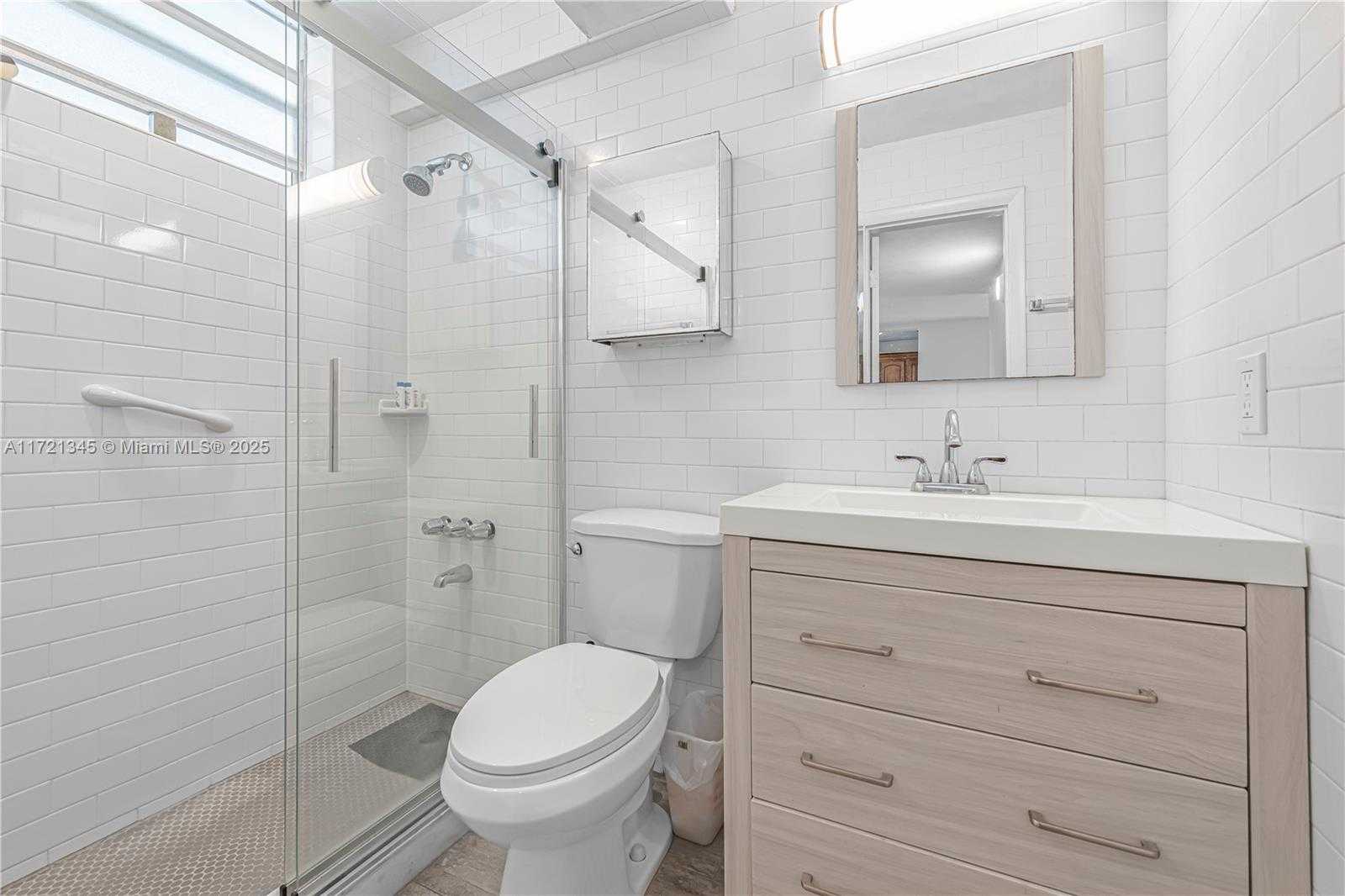 Small Image of 3020 Marcos Dr, Aventura, FL 33160, USA Number 12