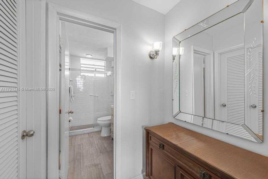 Small Image of 3020 Marcos Dr, Aventura, FL 33160, USA Number 13