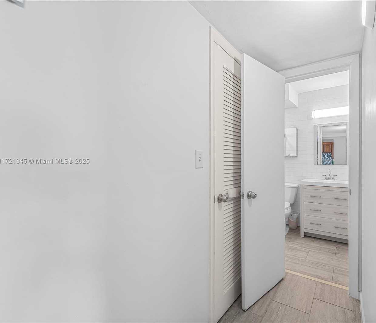 Small Image of 3020 Marcos Dr, Aventura, FL 33160, USA Number 14