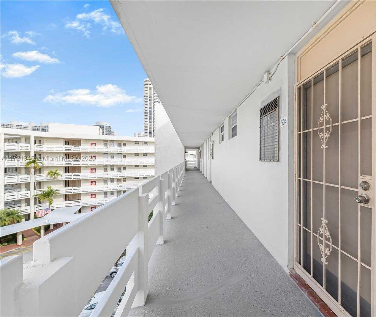Small Image of 3020 Marcos Dr, Aventura, FL 33160, USA Number 19