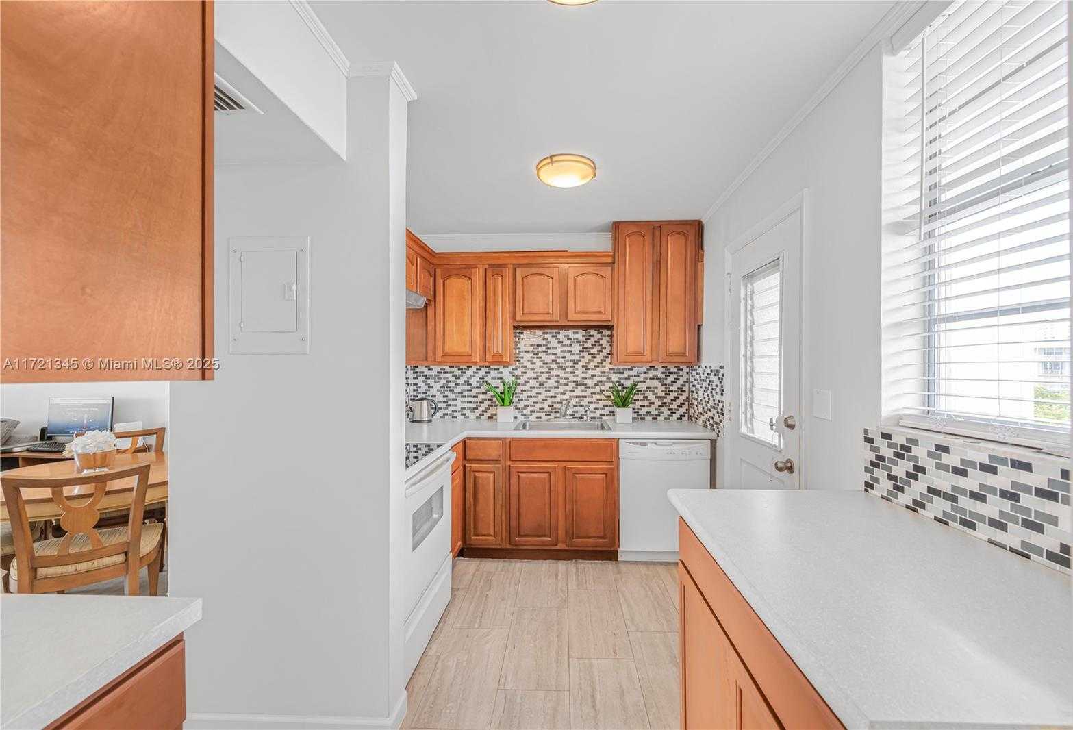 Small Image of 3020 Marcos Dr, Aventura, FL 33160, USA Number 3