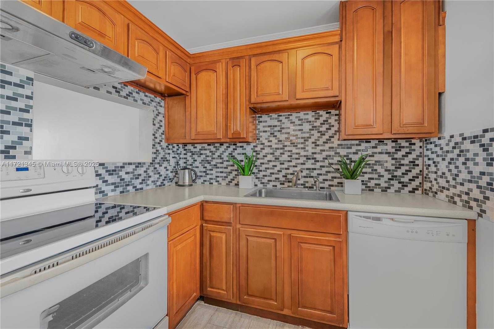 Small Image of 3020 Marcos Dr, Aventura, FL 33160, USA Number 4