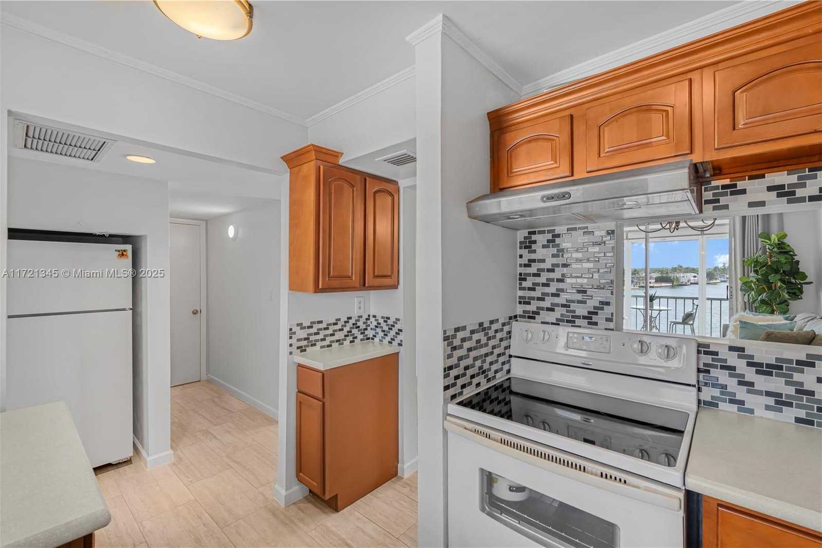 Small Image of 3020 Marcos Dr, Aventura, FL 33160, USA Number 5