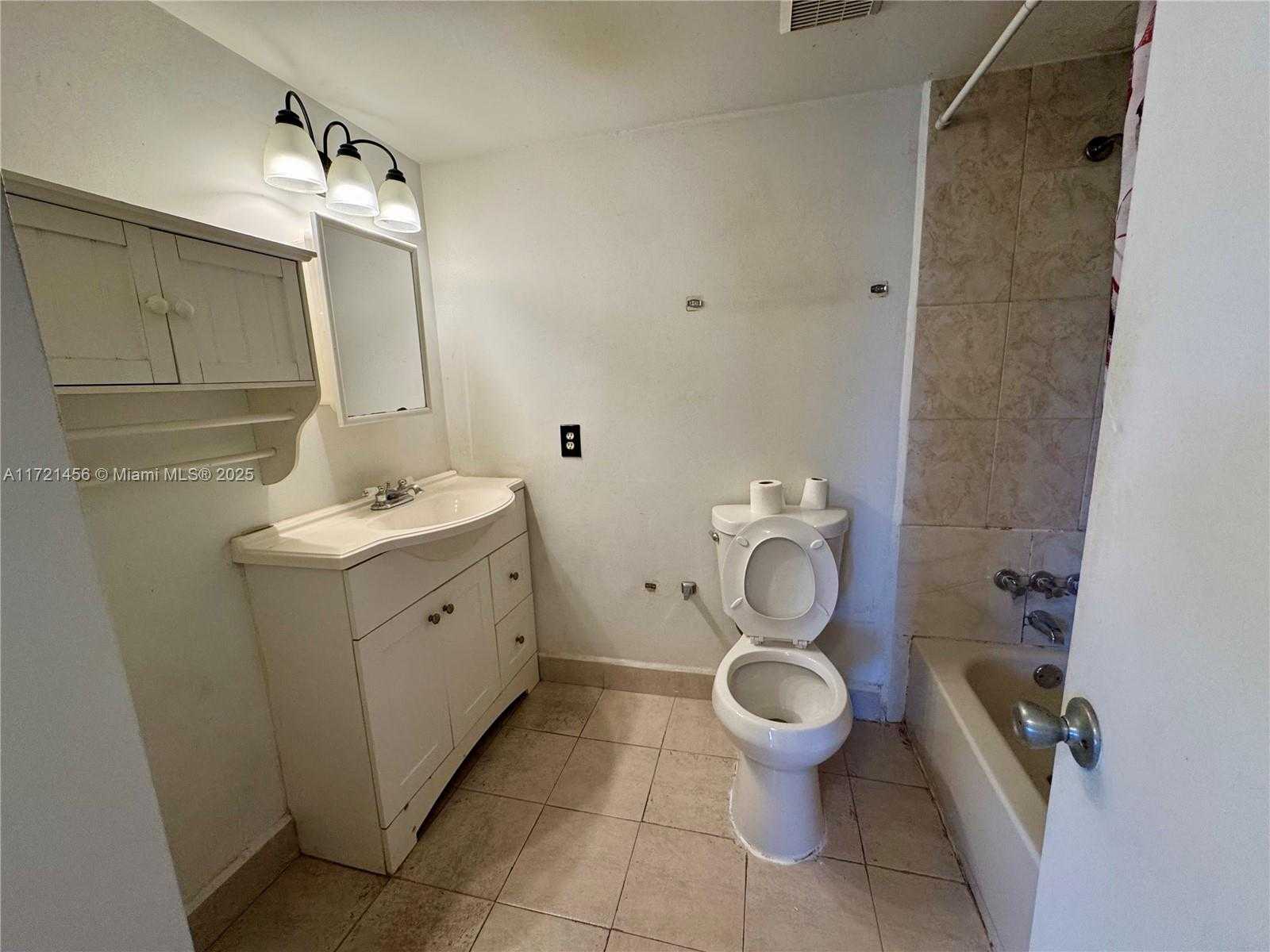 Small Image of 1801 SOUTH TREASURE DR #411, North Bay Village Number 10