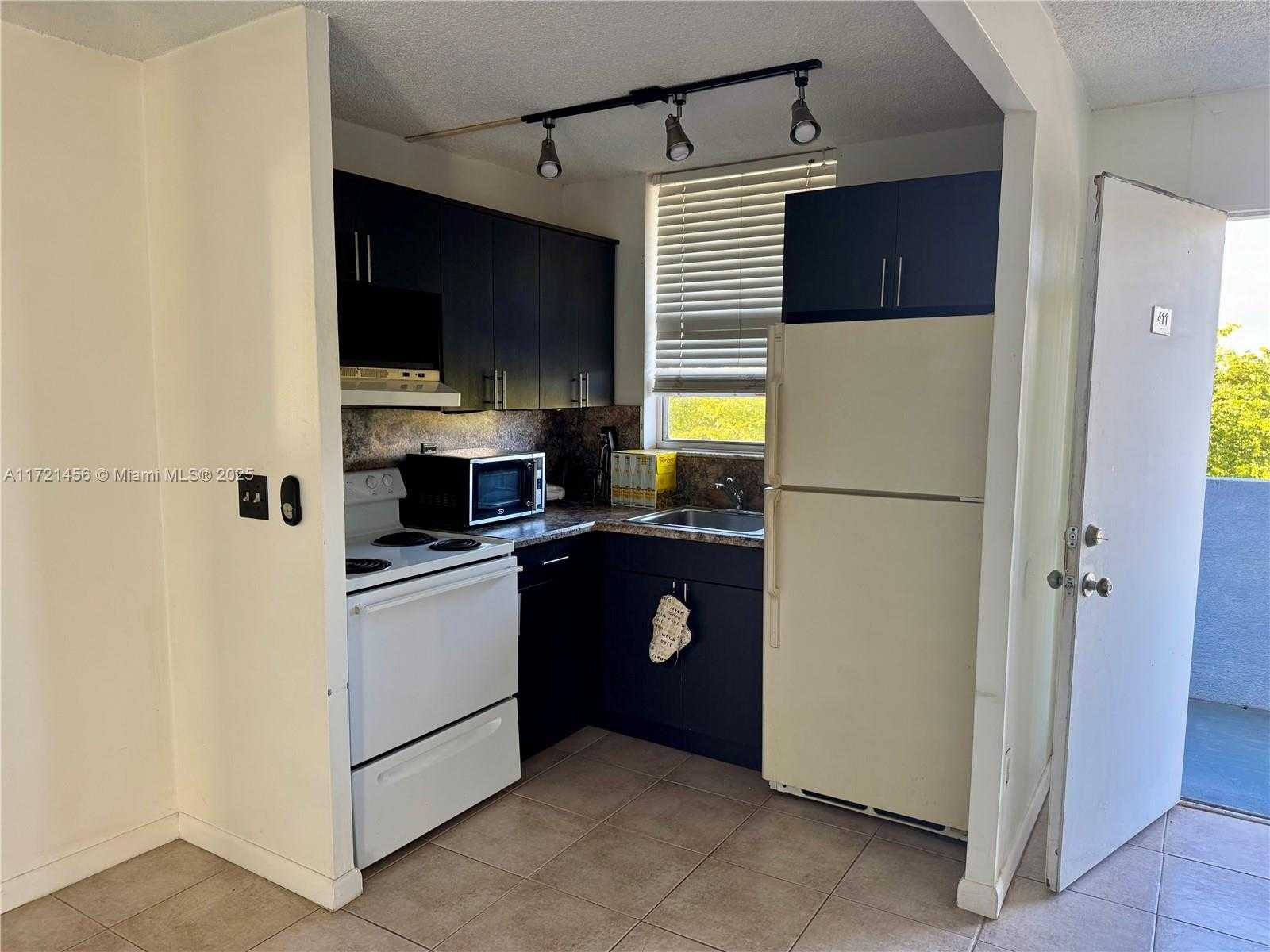Small Image of 1801 SOUTH TREASURE DR #411, North Bay Village Number 13