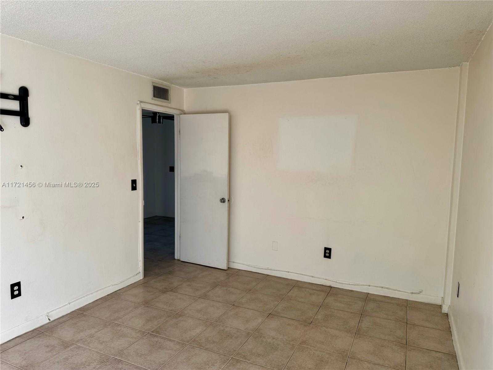Small Image of 1801 SOUTH TREASURE DR #411, North Bay Village Number 14